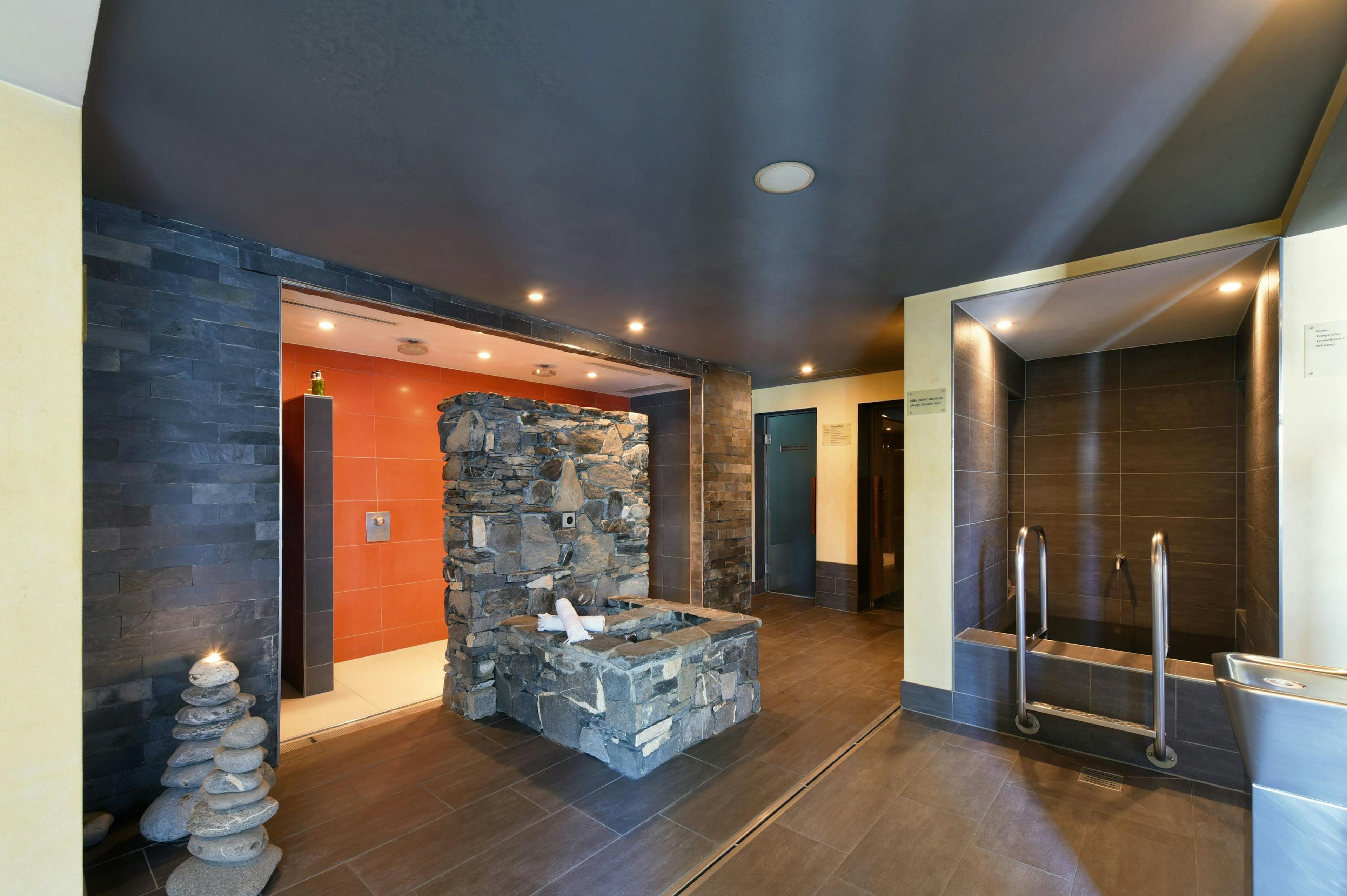 Spa todo o espaço: Área de bem-estar relaxante com pedras, sauna e zona de descanso para os que buscam relaxamento.