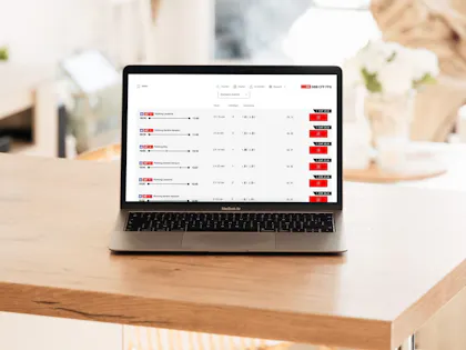 Bahntickets Schweiz: Übersicht der aktuellen Angebote auf einem Laptop