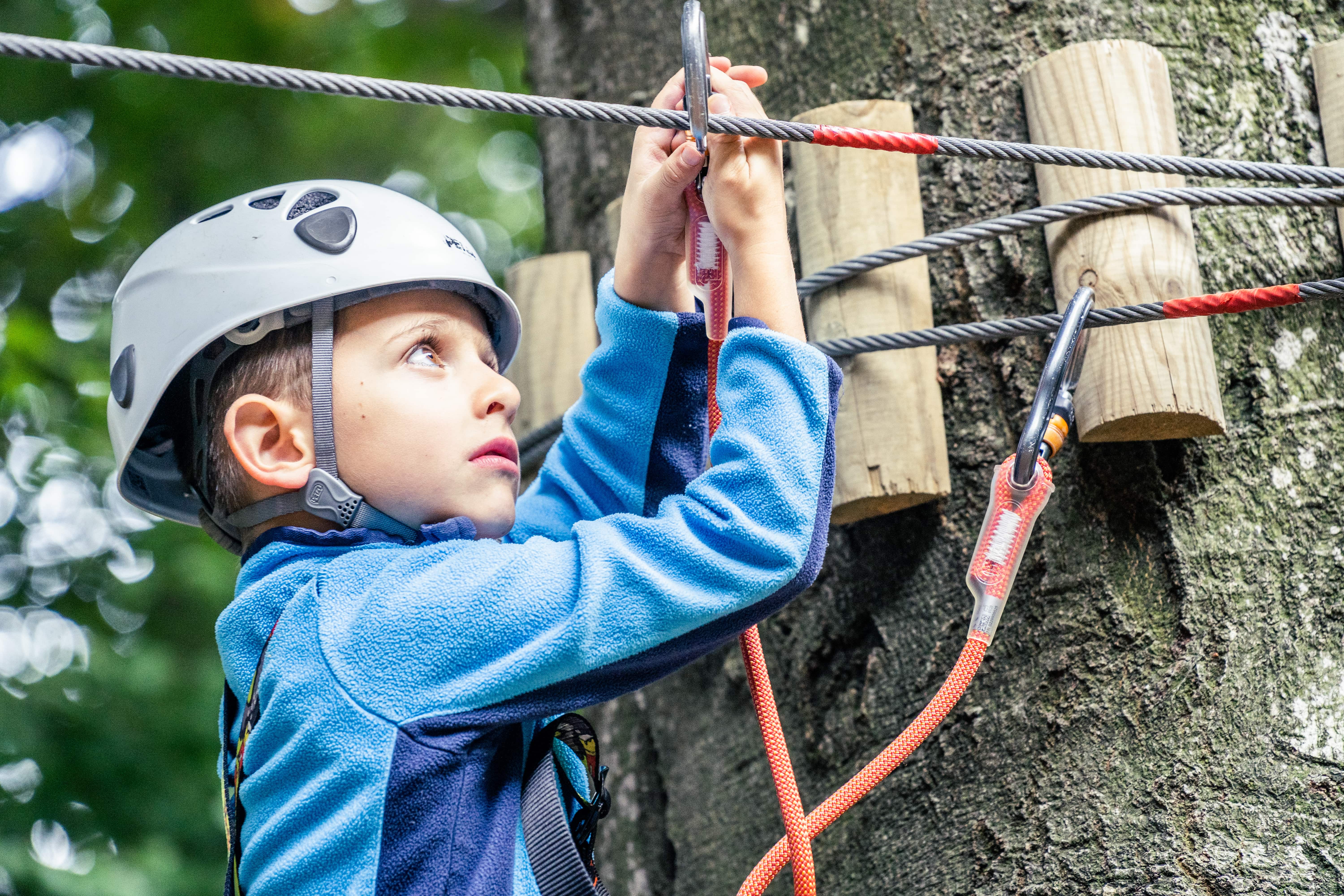 मोन्टे तयमरो में बच्चे के लिए साहसिक अनुभव, जिसमें एक लड़का चढ़ रहा है।