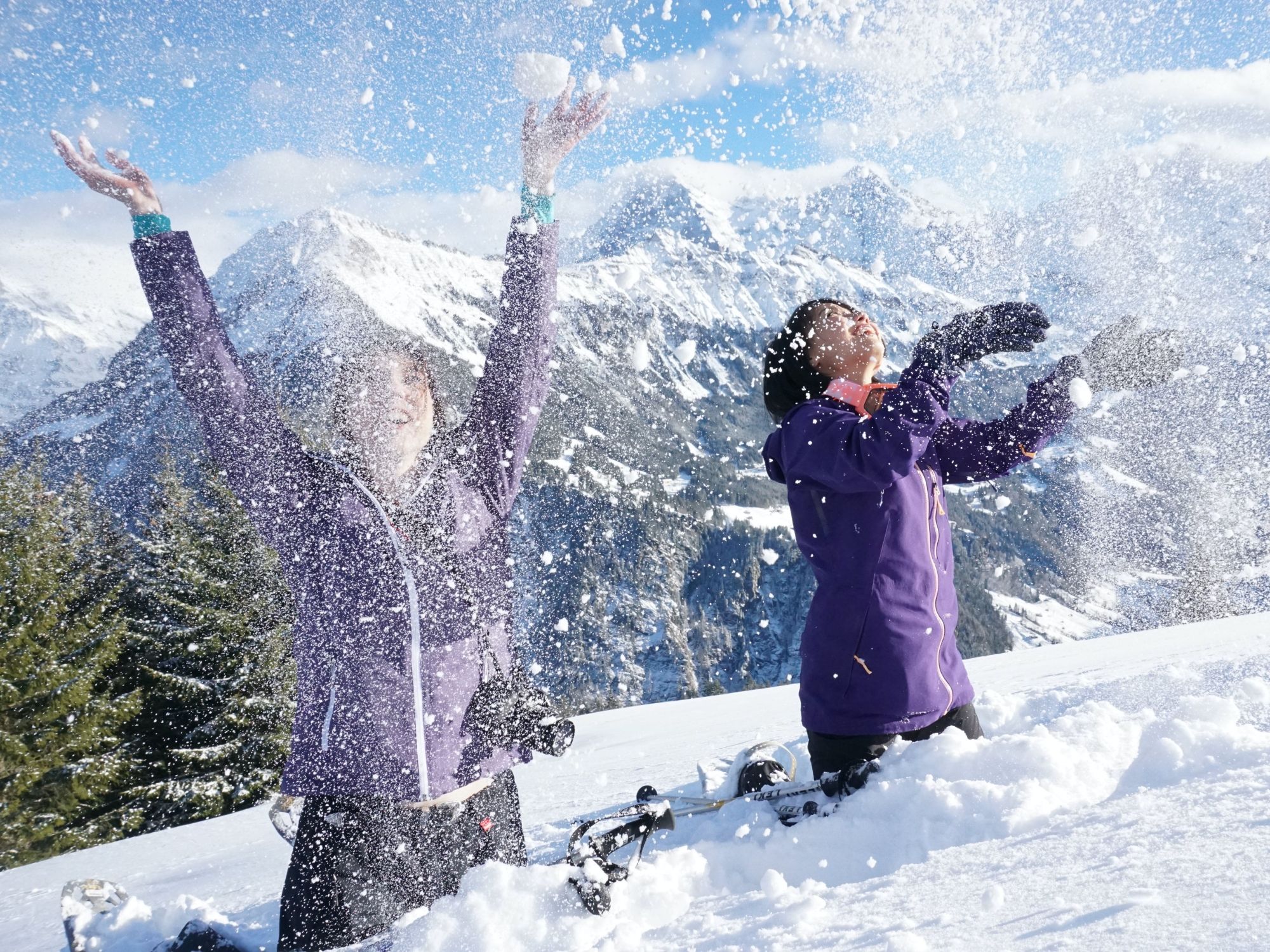 Παιχνίδι στο χιόνι με snowshoes στο Ίντερλάκεν, δύο άτομα παίζουν στο χιόνι.