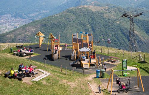 Lekplats Monte Tamaro med barn, leksaker och bergsläge.