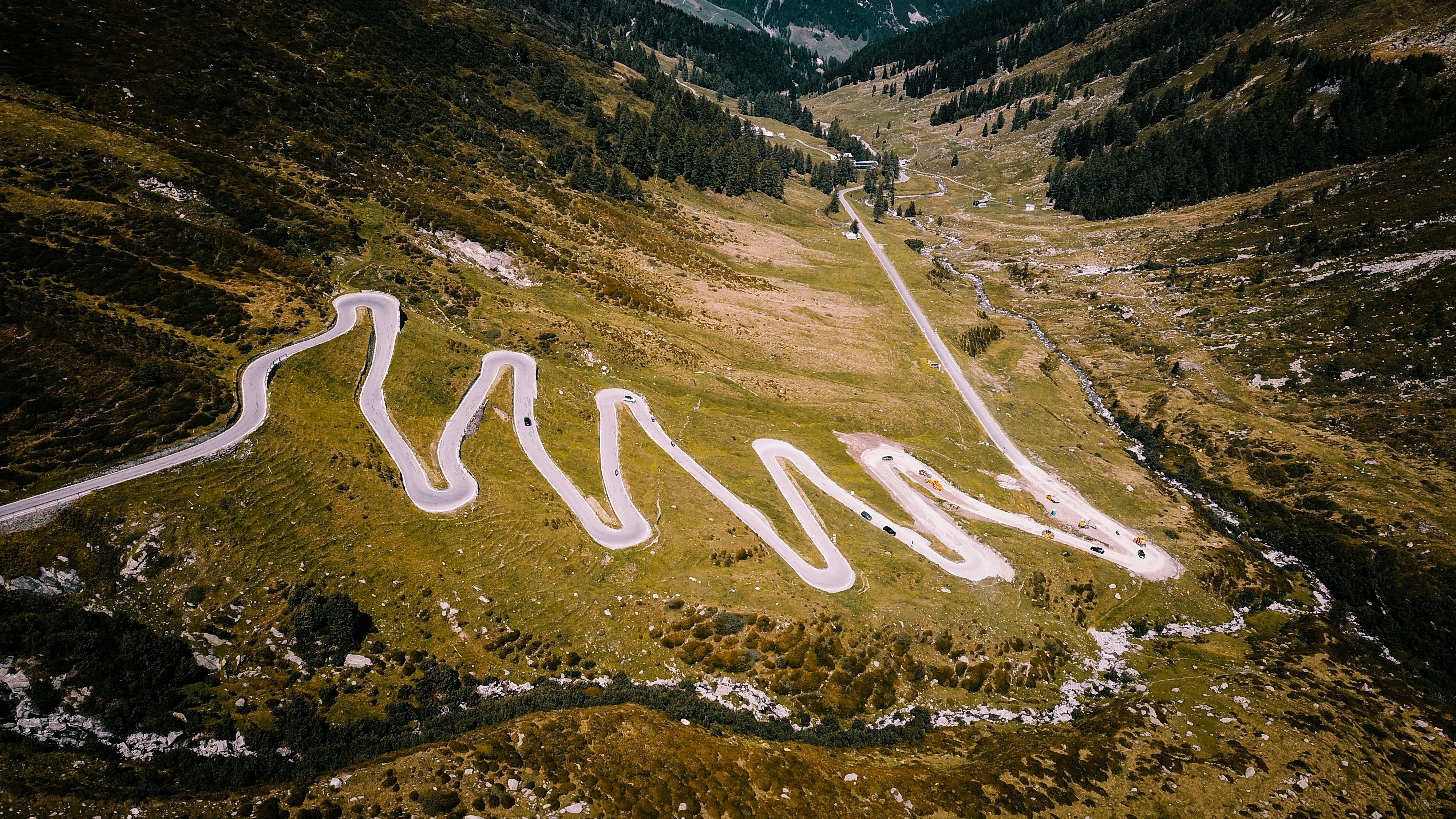 Splügen: malerische Serpentinenstraße durch die Berge mit herrlicher Natur