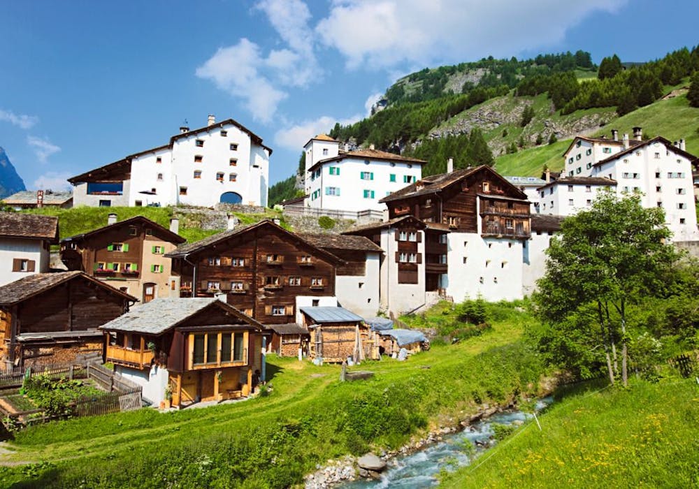 Splügen Dorf (Foto: Schweiz Tourismus/Roland Gerth)