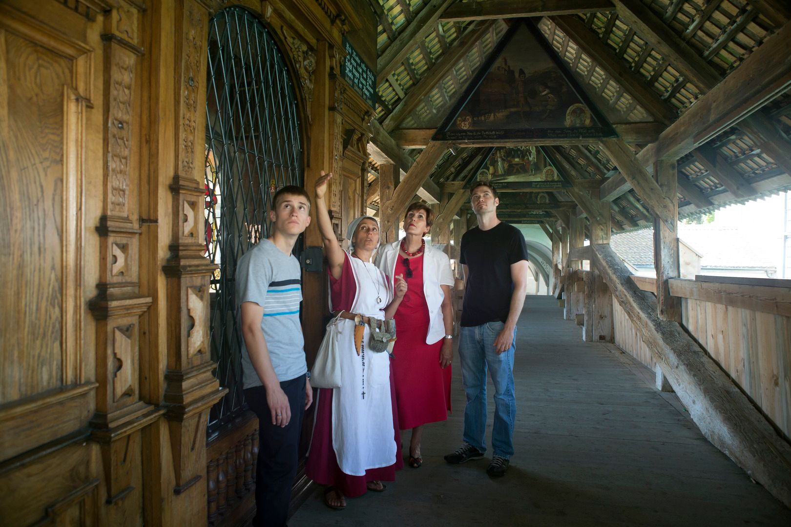 루체른 중세 도시 투어, 역사적인 건물에서 참가자들과 함께.