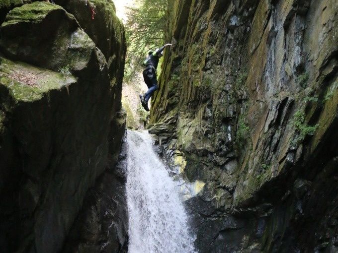 Sprung Canyoning Pro Val Grande con participante escalando en rocas