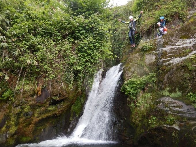 滝での参加者と共にスプラングキャニオニング体験