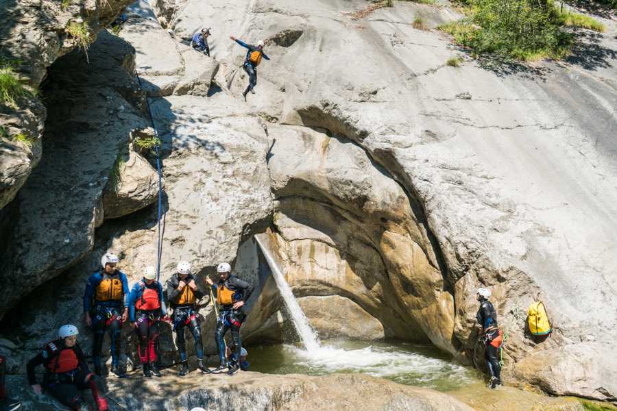 Sprung beim Canyoning an Chli Schliere Wasserfall in der Schweiz