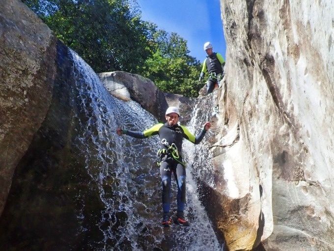 Cascade de saut Iragna Canyoning avec des participants en combinaisons en néoprène