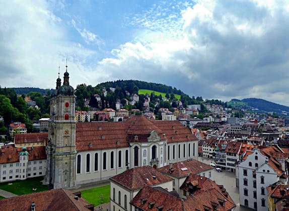 Schnitzeljagd in St. Gallen mit herbstlichem Wetter und Blick auf die Stadt.