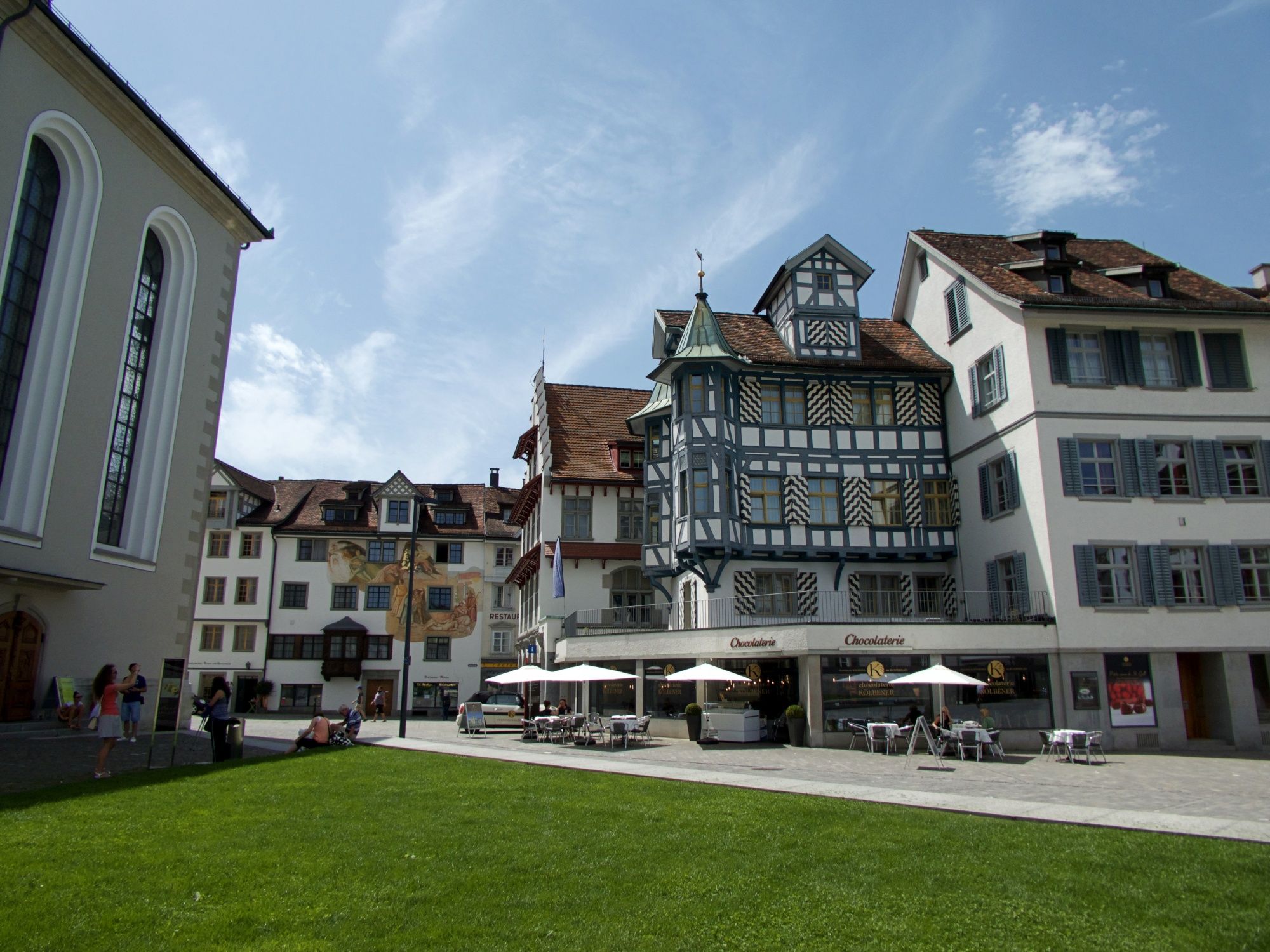 Distrito de la Abadía de San Galo con arquitectura histórica y ambiente vibrante.