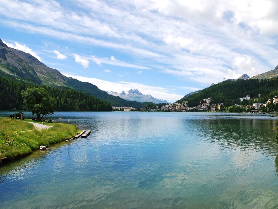 圣莫里茨湖静静的水面，四周被山脉和绿色森林环绕