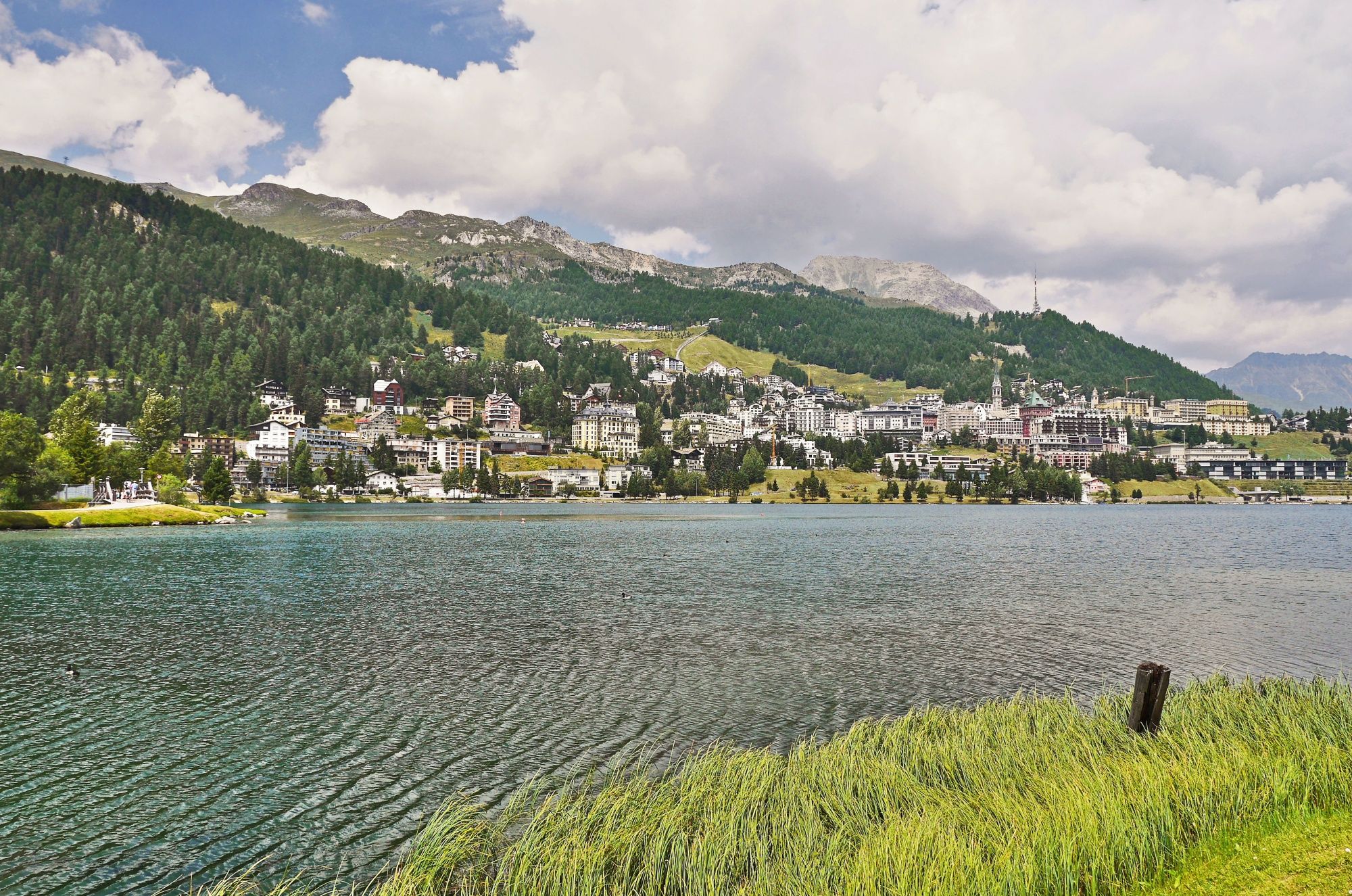 St. Moritz: vista pittoresca sul lago e sulla città con le montagne sullo sfondo.