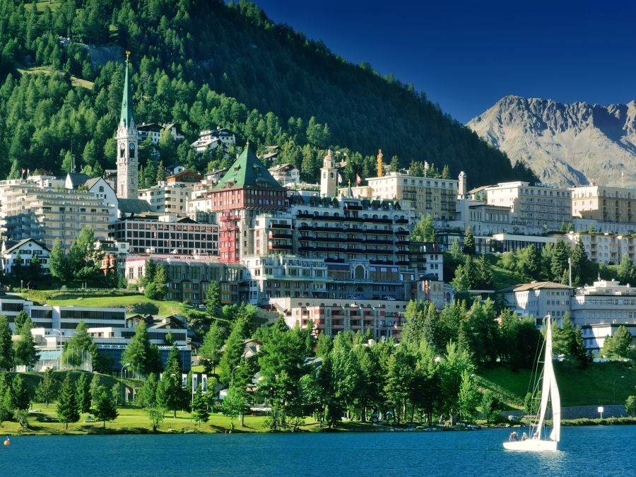 圣莫里茨的夏天，俯瞰湖岸和山区，帆船