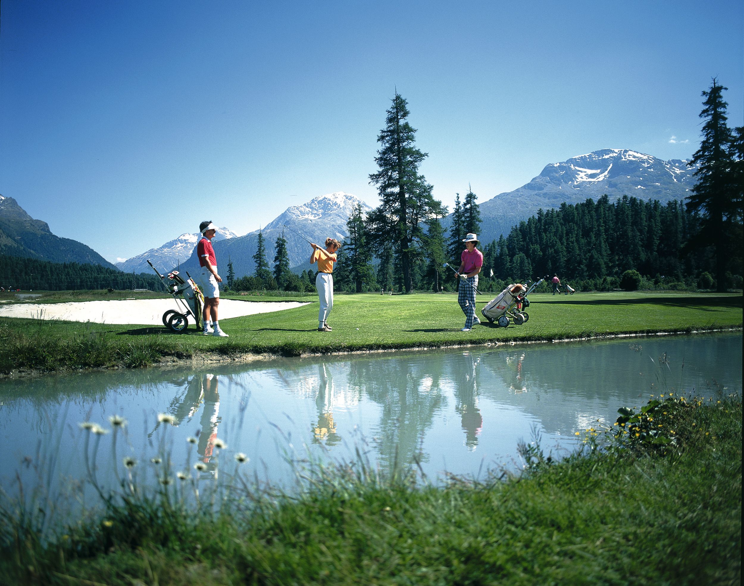 St Moritz Golfer an einem sonnigen Tag im Sommer, idyllische Landschaft und Berge im Hintergrund
