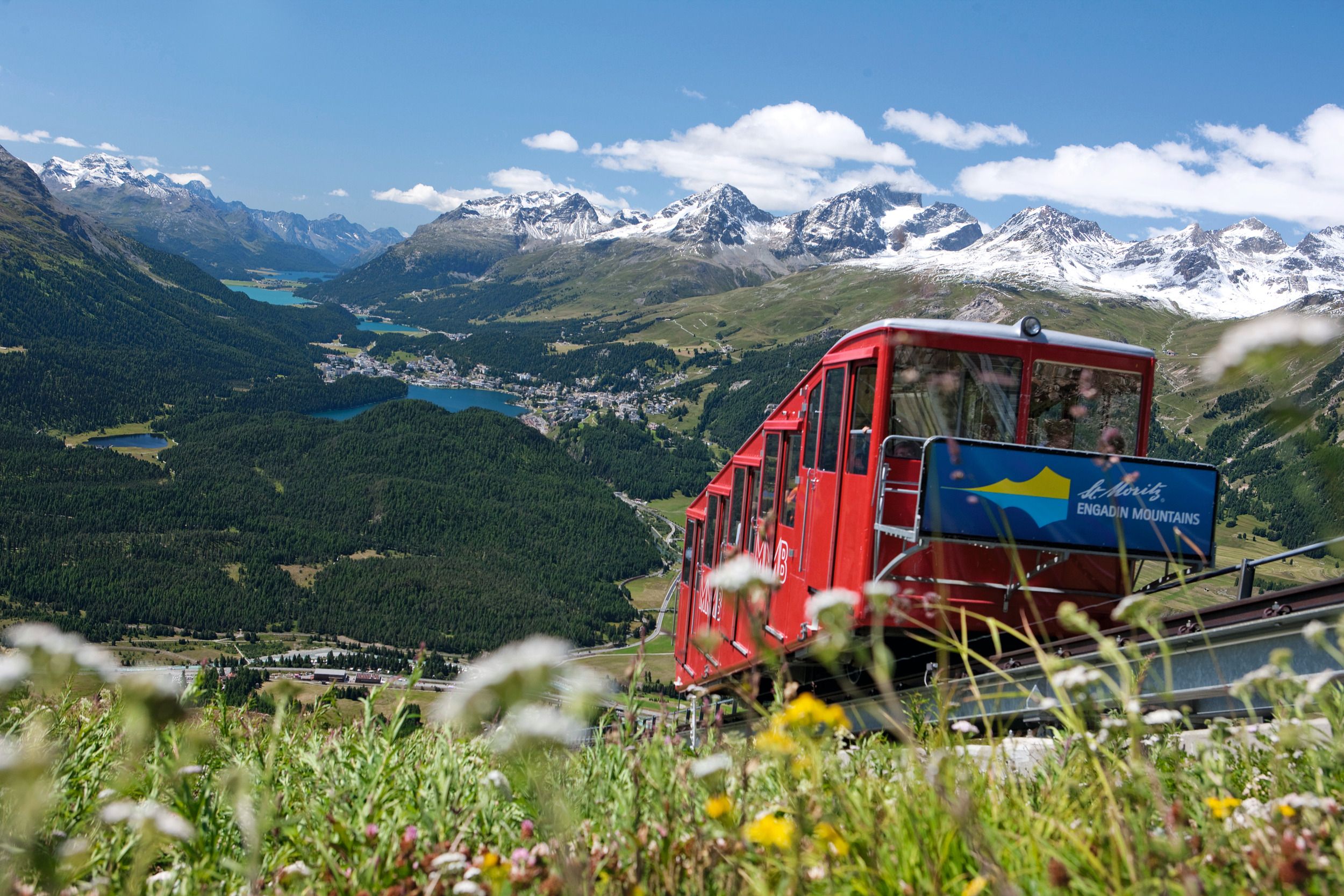 St. Moritz rote Bahn: spektakulaere Aussicht auf die Engadin Berge und den See im Sommer