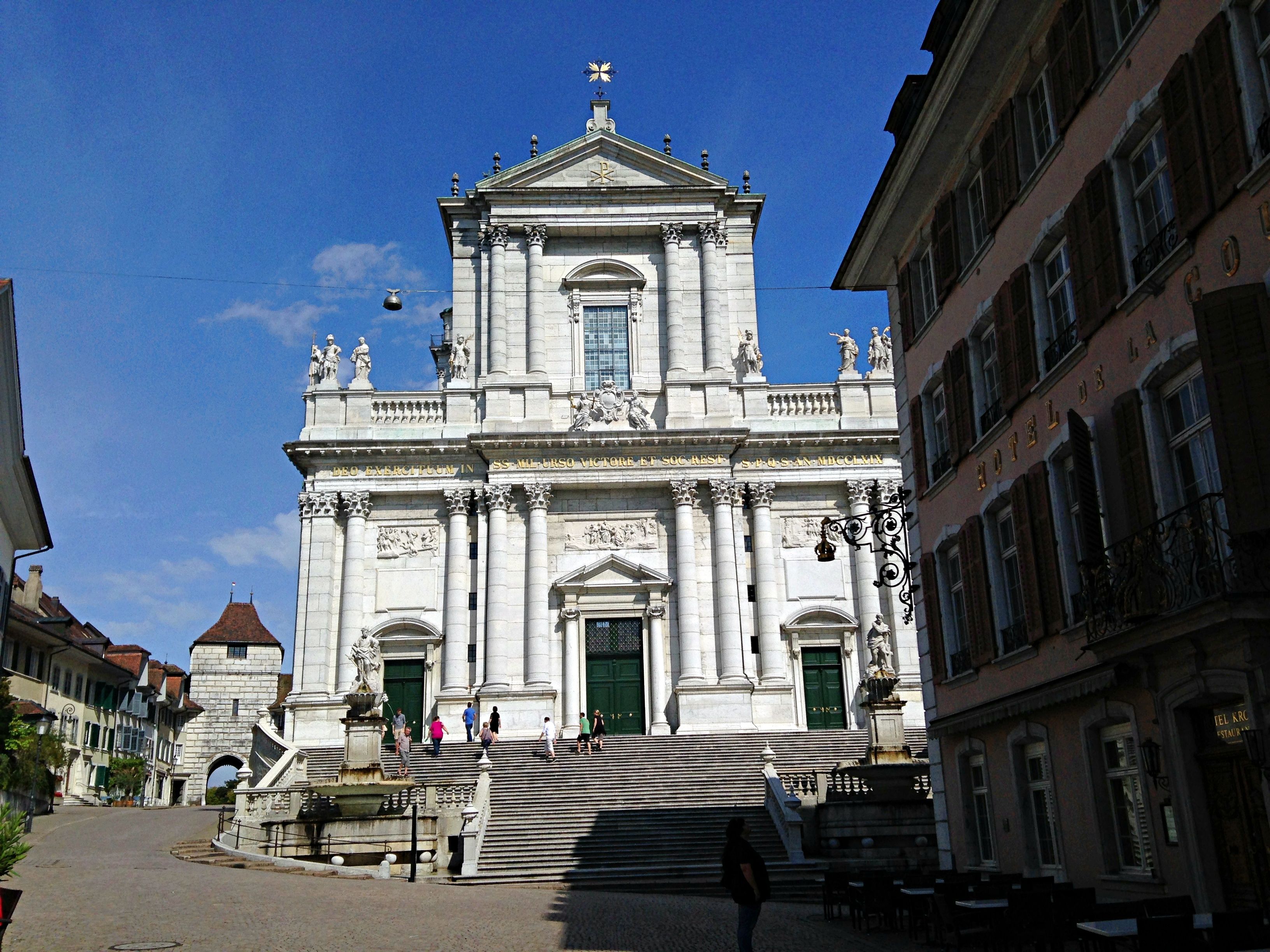 シュニッツェルジャント スマートフォン カテドラル: 冒険を通して印象的な建築と周辺を発見しよう。