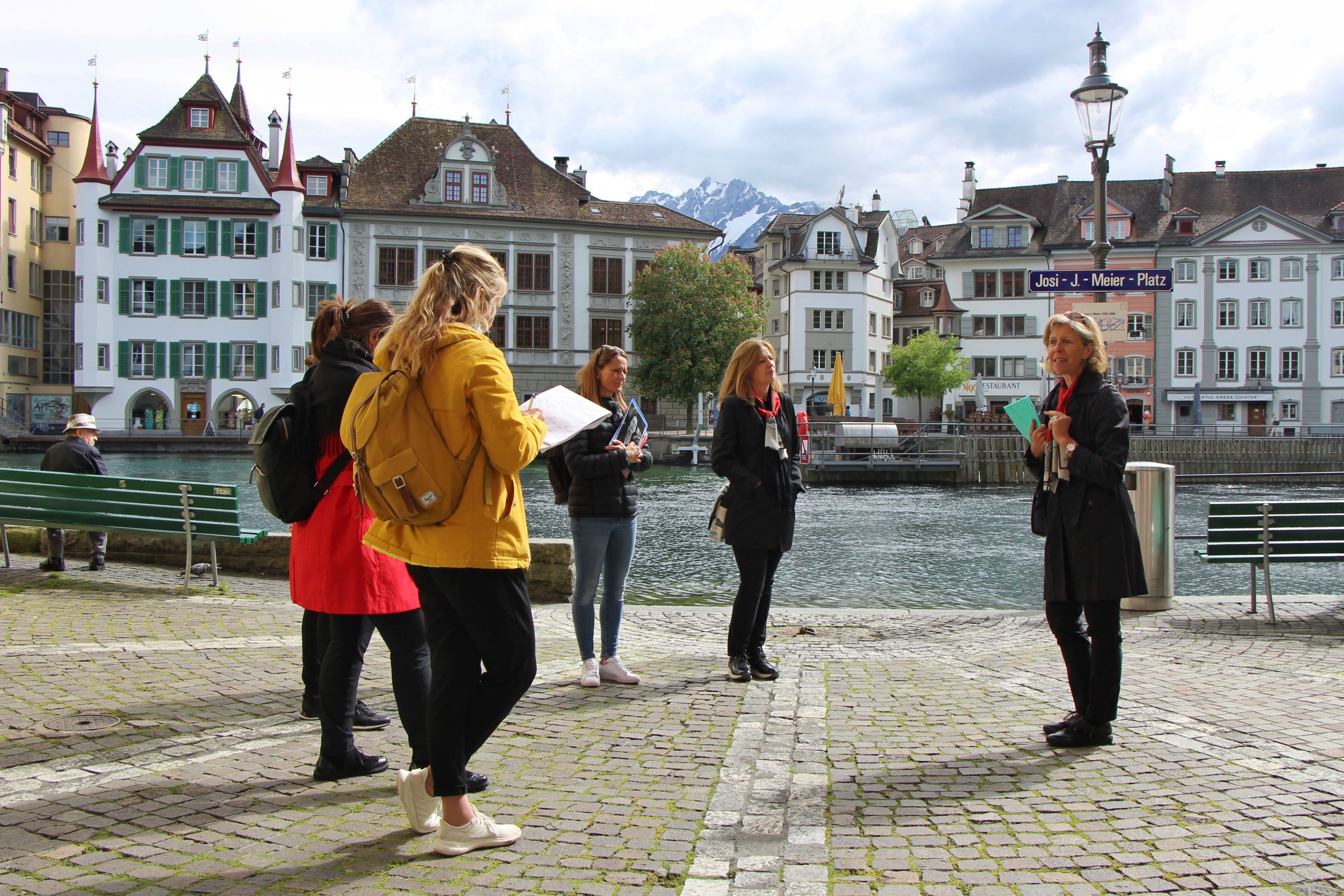 Stadsvandring i Luzern Kvinnor i staden, erfarna guider i en historisk miljö