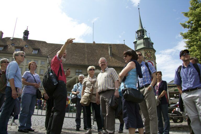 การนำเที่ยวเมืองฟรีบูร์กกับกลุ่มที่จตุรัสเมือง ท้องฟ้าสดใส ภูมิหลังทางประวัติศาสตร์.