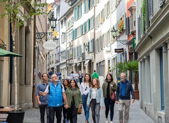 Zürich city tour through the old town with interesting sights and historic buildings.