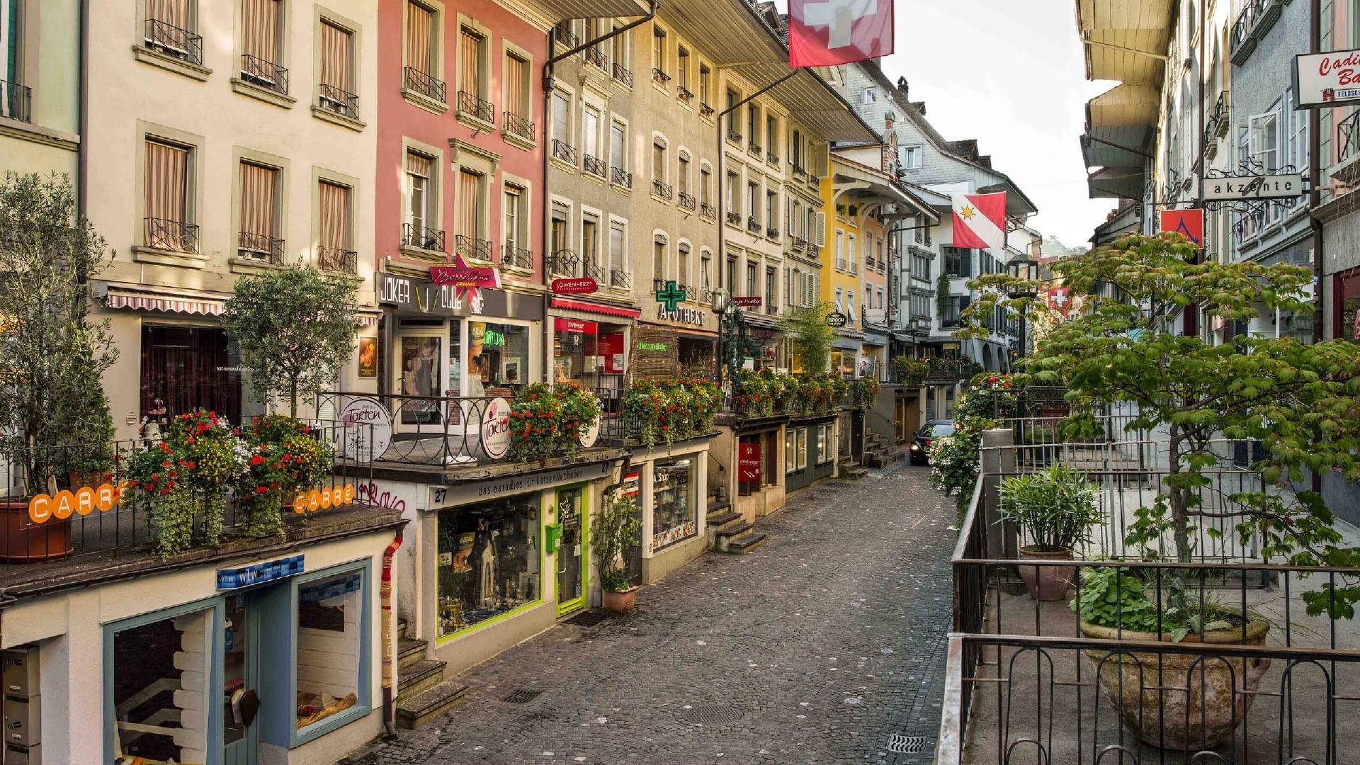 Zona pejalan kaki Thun dengan kedai dan bunga