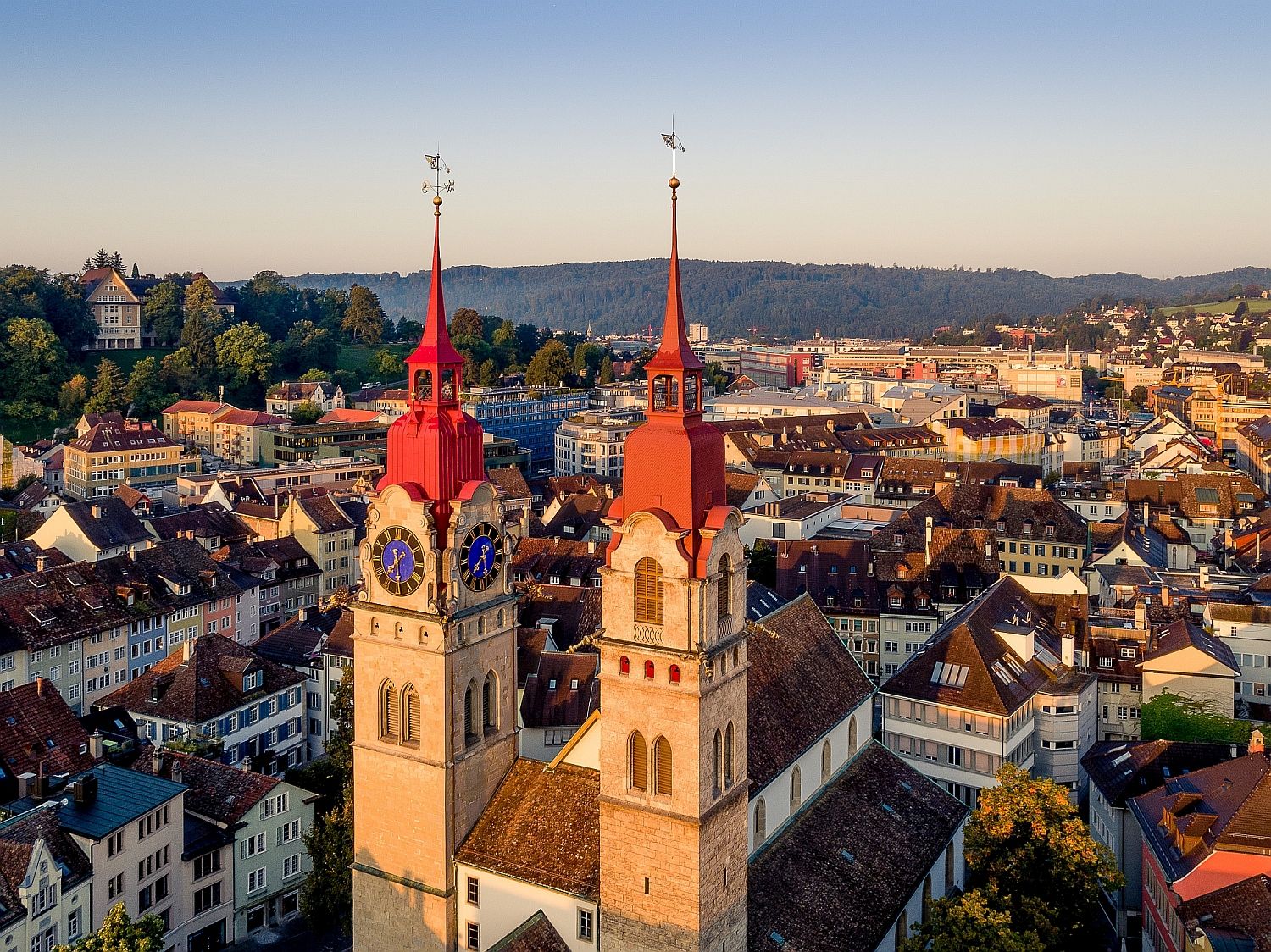 Stadtkirche Winterthur mit markanten Türmen und Umgebung