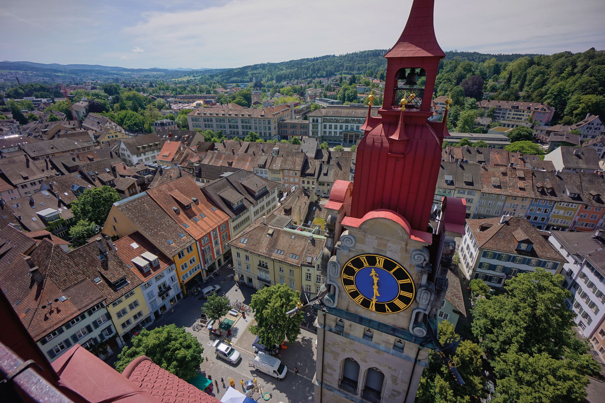 Stadtkirche Winterthur mit Kirchturm und Umgebung.