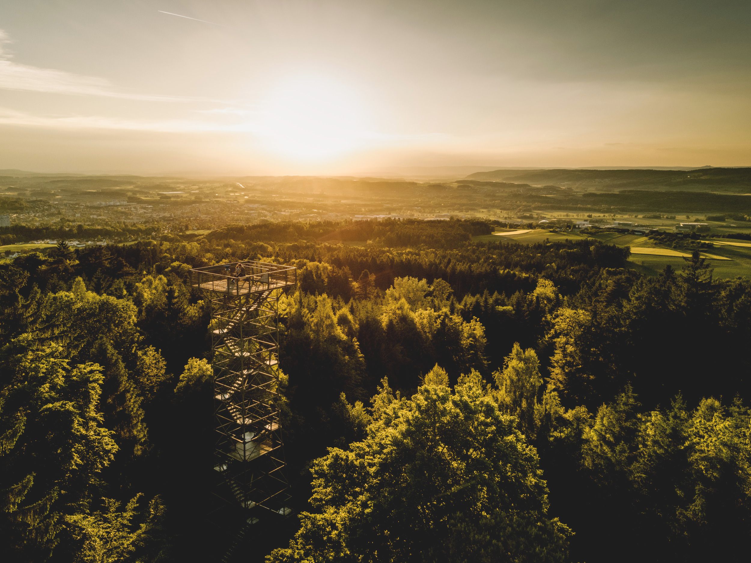 Staehlibucktårn: fantastisk udsigt over Schweiz, omgivet af natur og smukke bjerge.