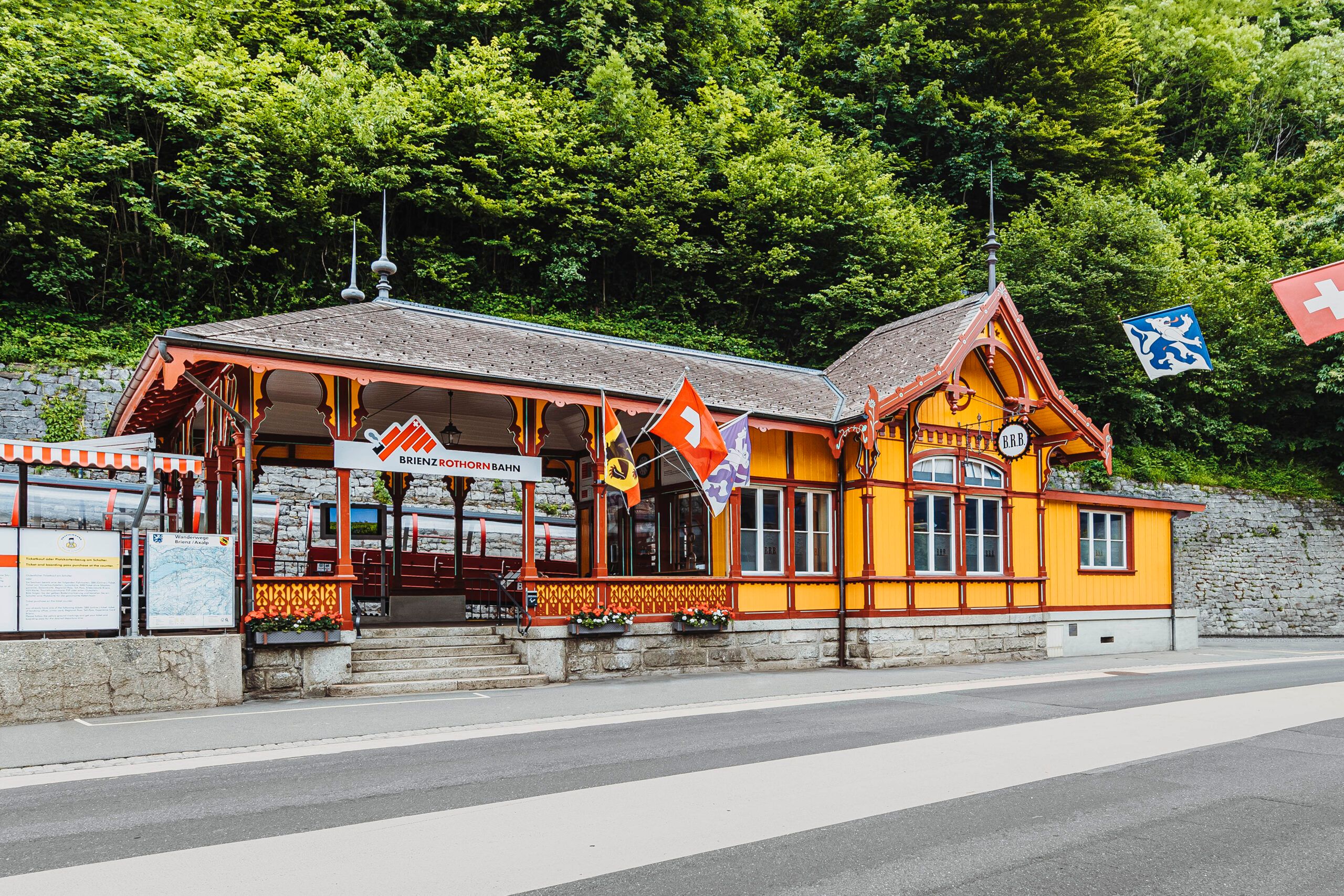 Stazione a valle Rothorn Bahn a Brienz, edificio colorato, ambiente con alberi