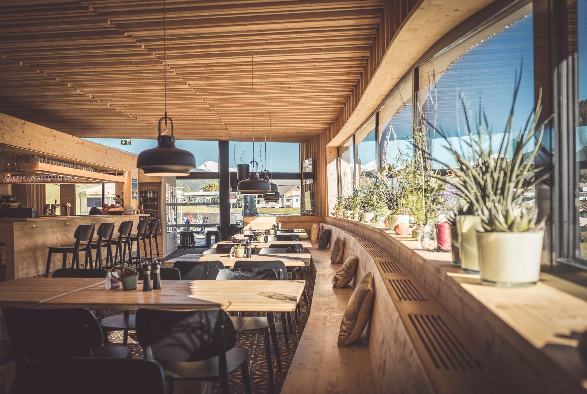 Jalan-jalan menikmati di Chur dengan pemandangan restoran modern yang disinari matahari.