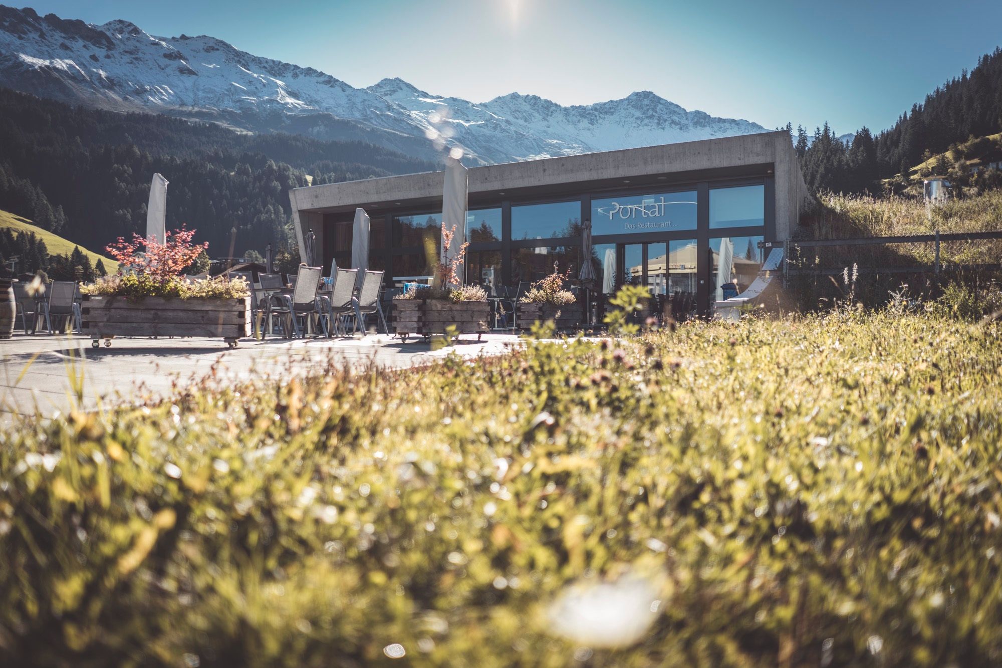 Jalan-jalan menikmati di Chur dengan pemandangan gunung dan restoran
