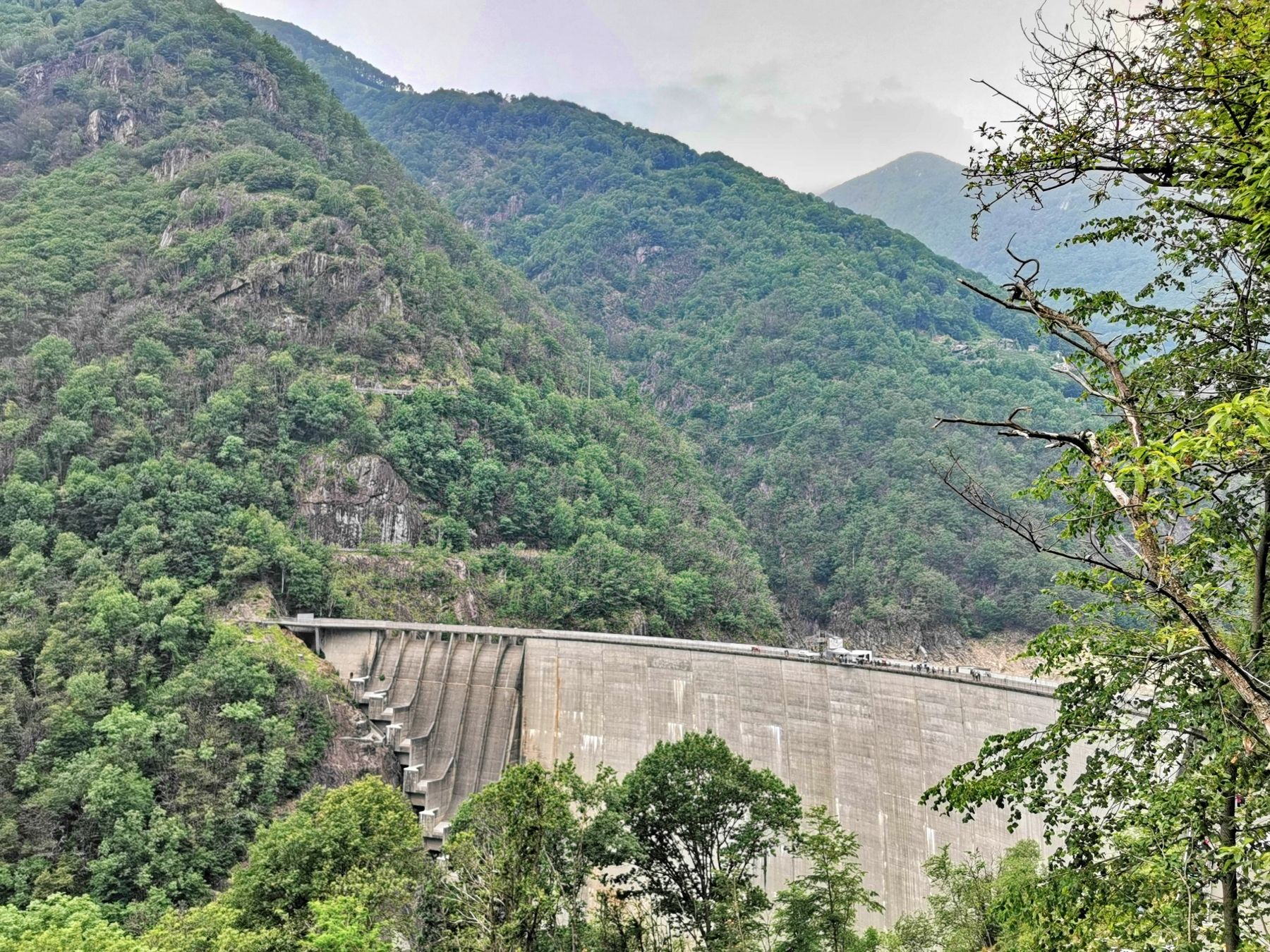 Diga Verzasca circondata da natura verde, nell'anno 2023.