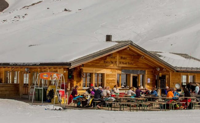 Staeghorn Engstligenalp มองไปที่ร้านอาหารในหิมะ