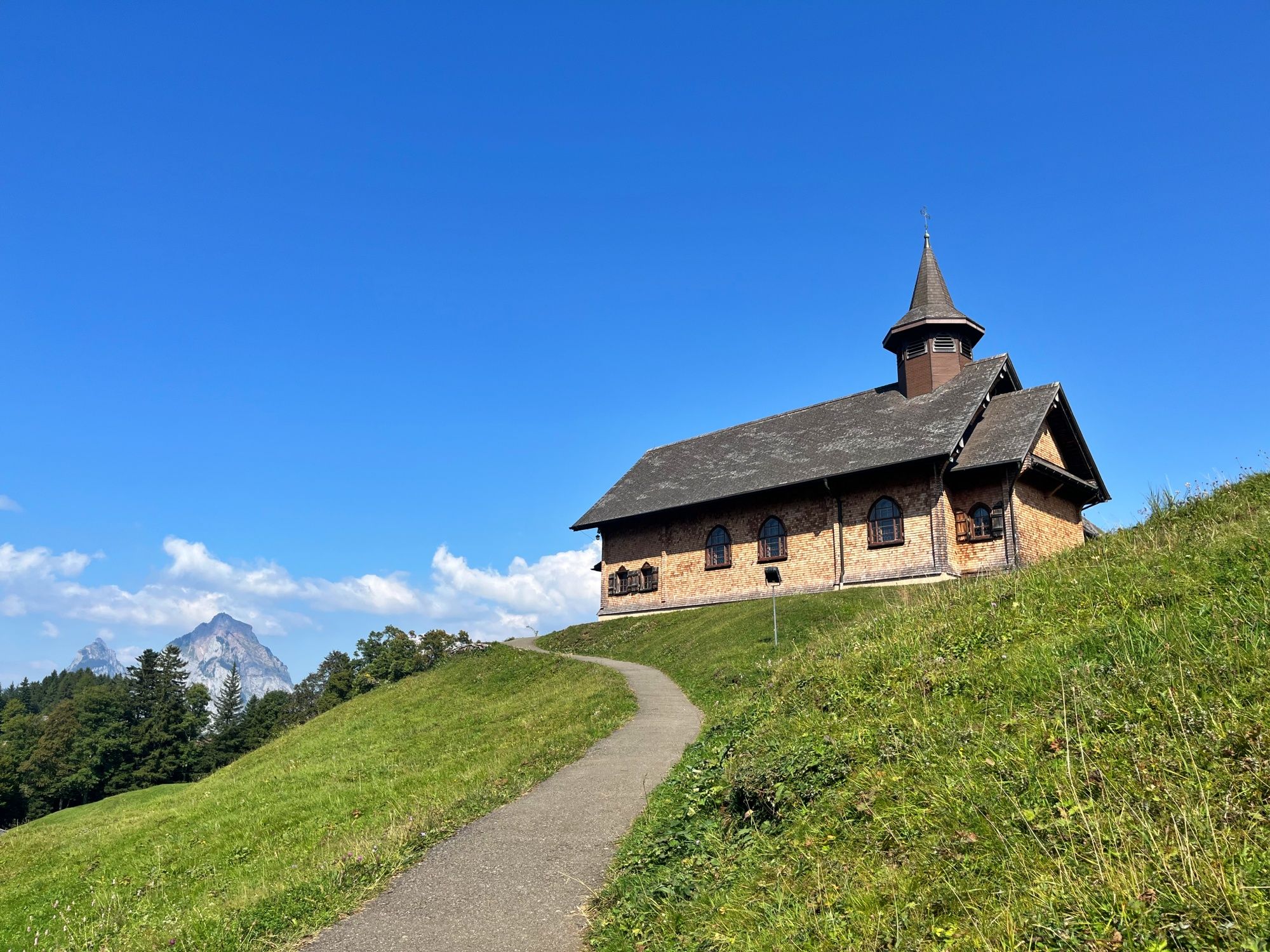 Stoos: Cappella nella natura, escursione con vista spettacolare sulle montagne e il cielo blu