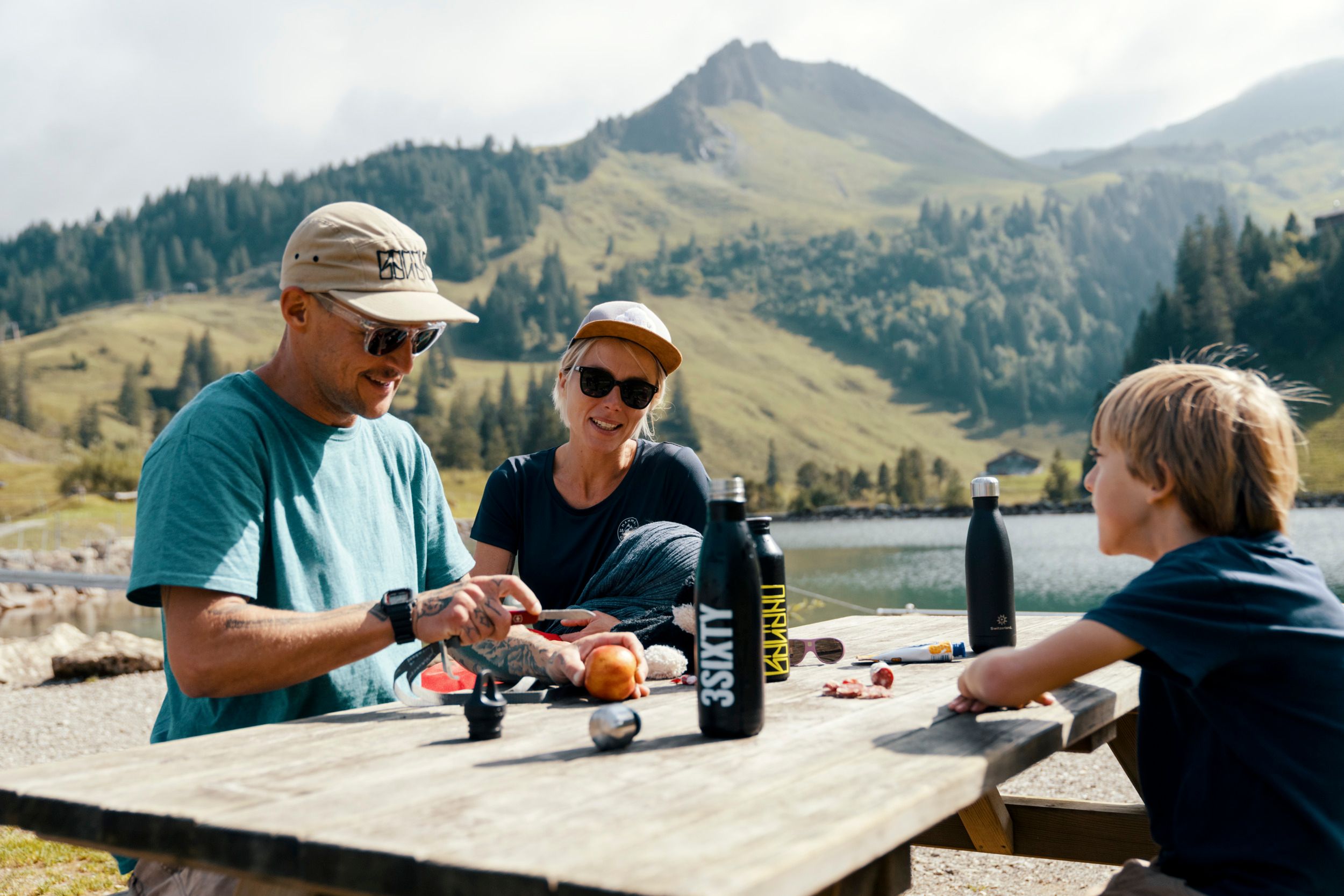 Piknik di Stoos bersama keluarga di tasik gunung, alam semula jadi dan rehat di musim panas
