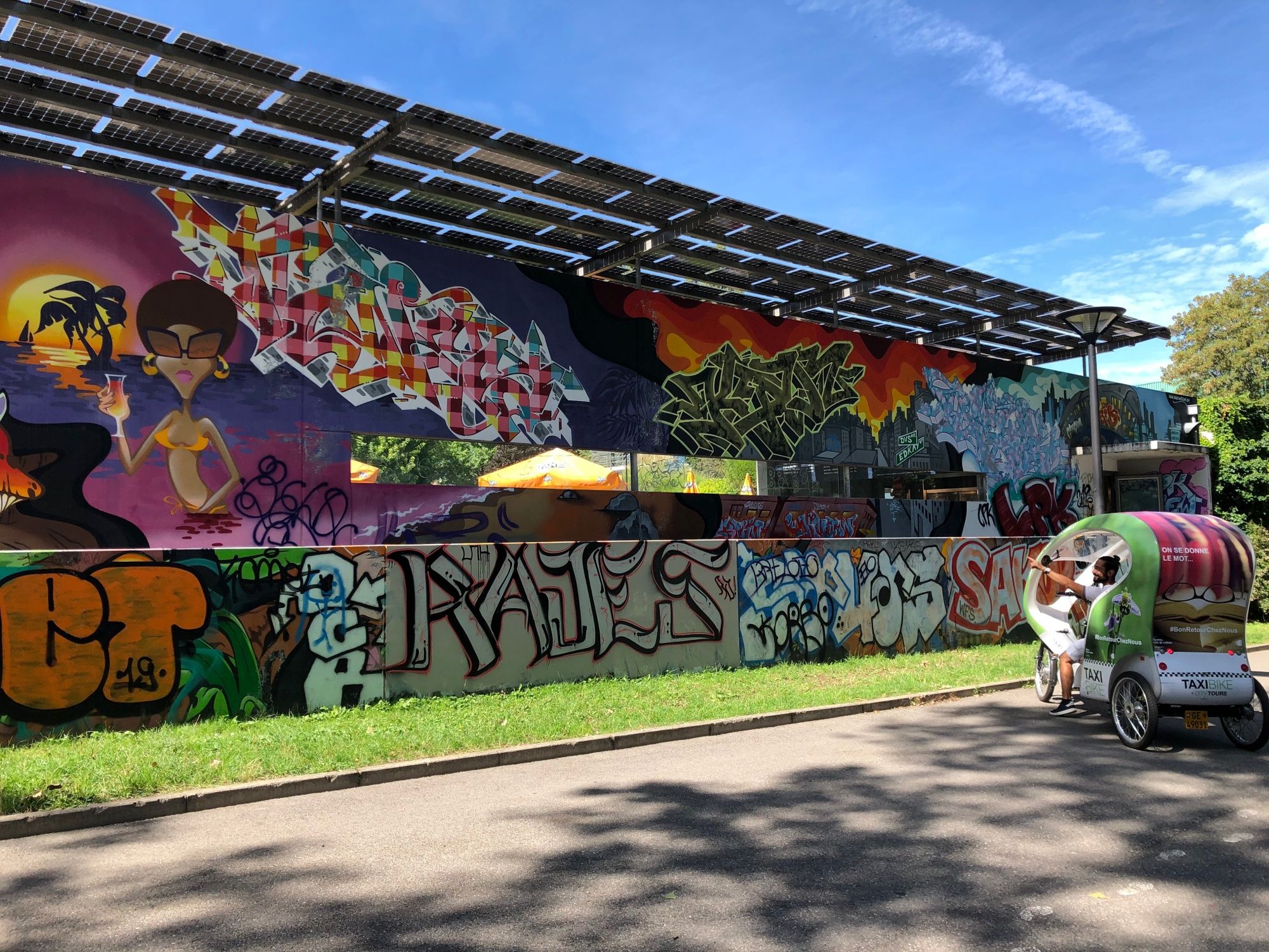 Taxi in bicicletta Tour Urban Art: Scopri graffiti e arte all'aperto durante il tuo tour della città.