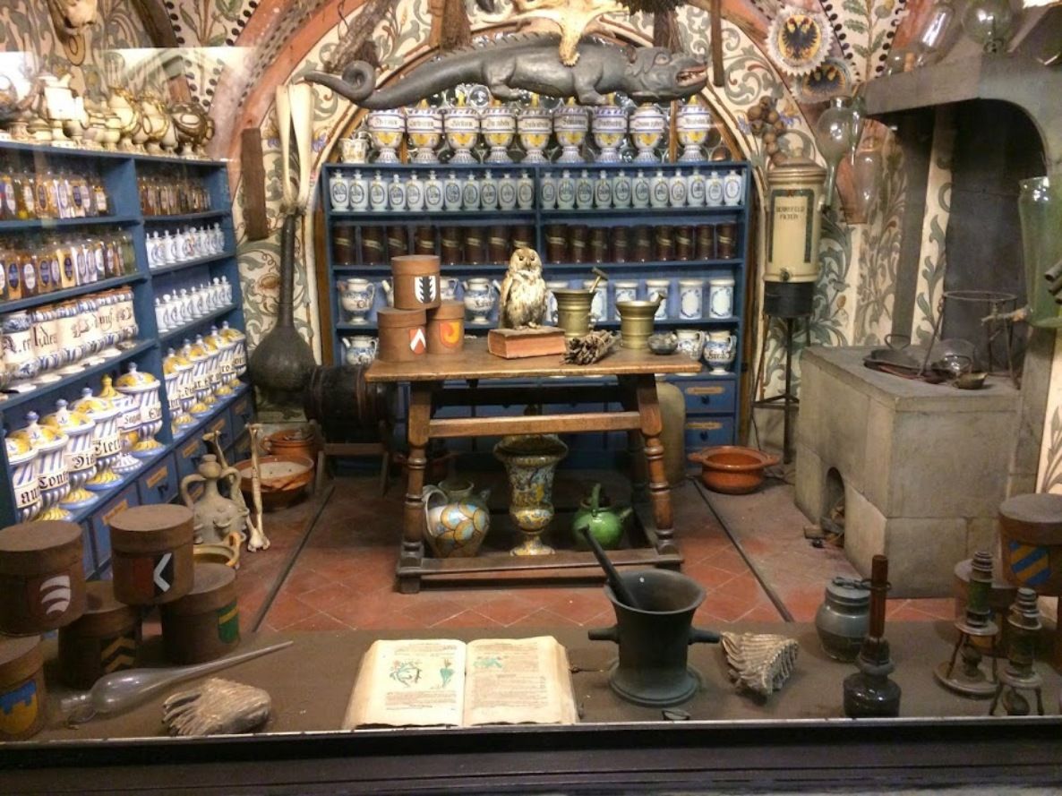 Suidtersche Apotheke: Historischer Innenraum mit alten pharmazeutischen Produkten und antiken Möbeln.