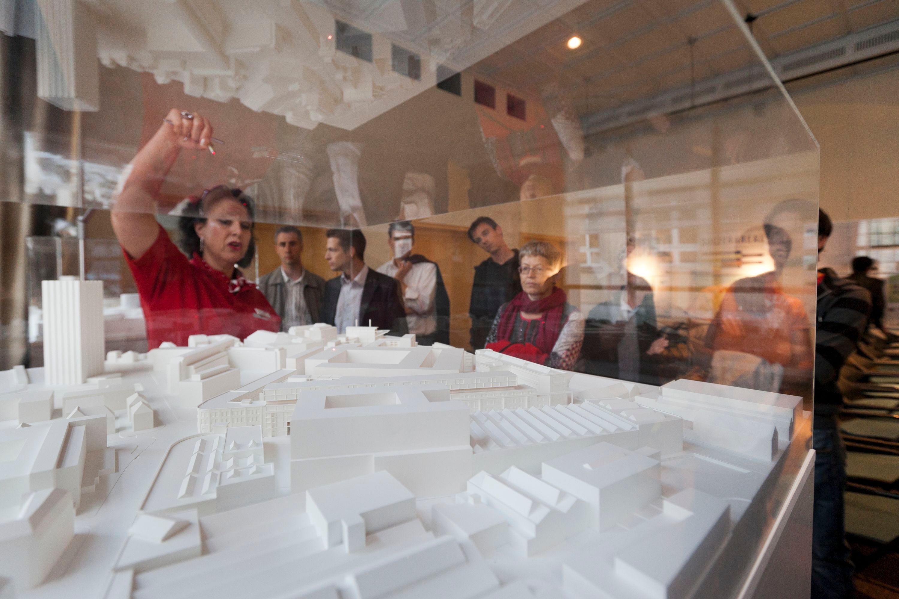 Model areálu Sulzer během prezentace ve Winterthur, návštěvníci pozorně sledují