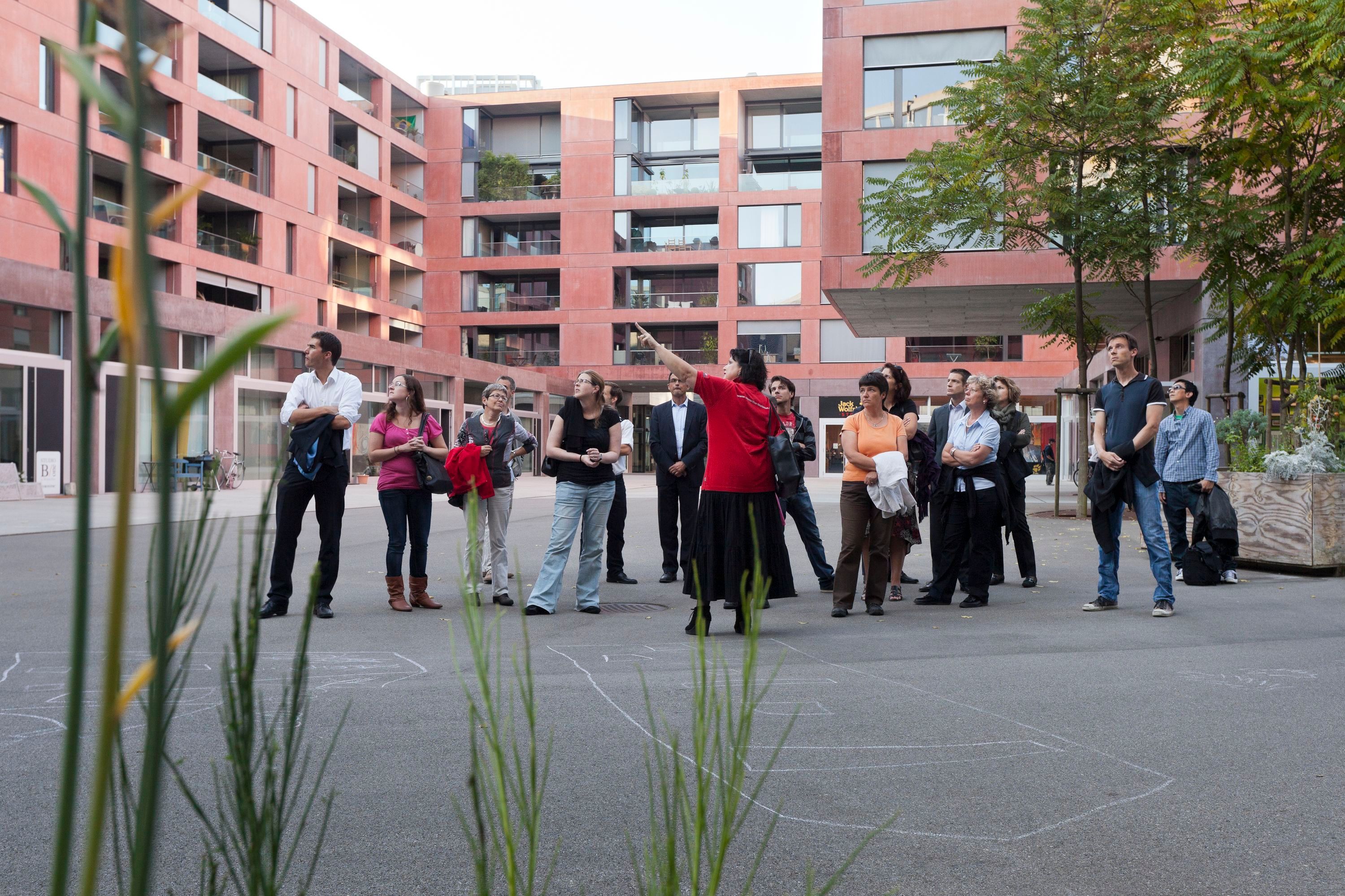 V oblasti Sulzerareal ve Winterthuru představují několik osob své nápady během akce.