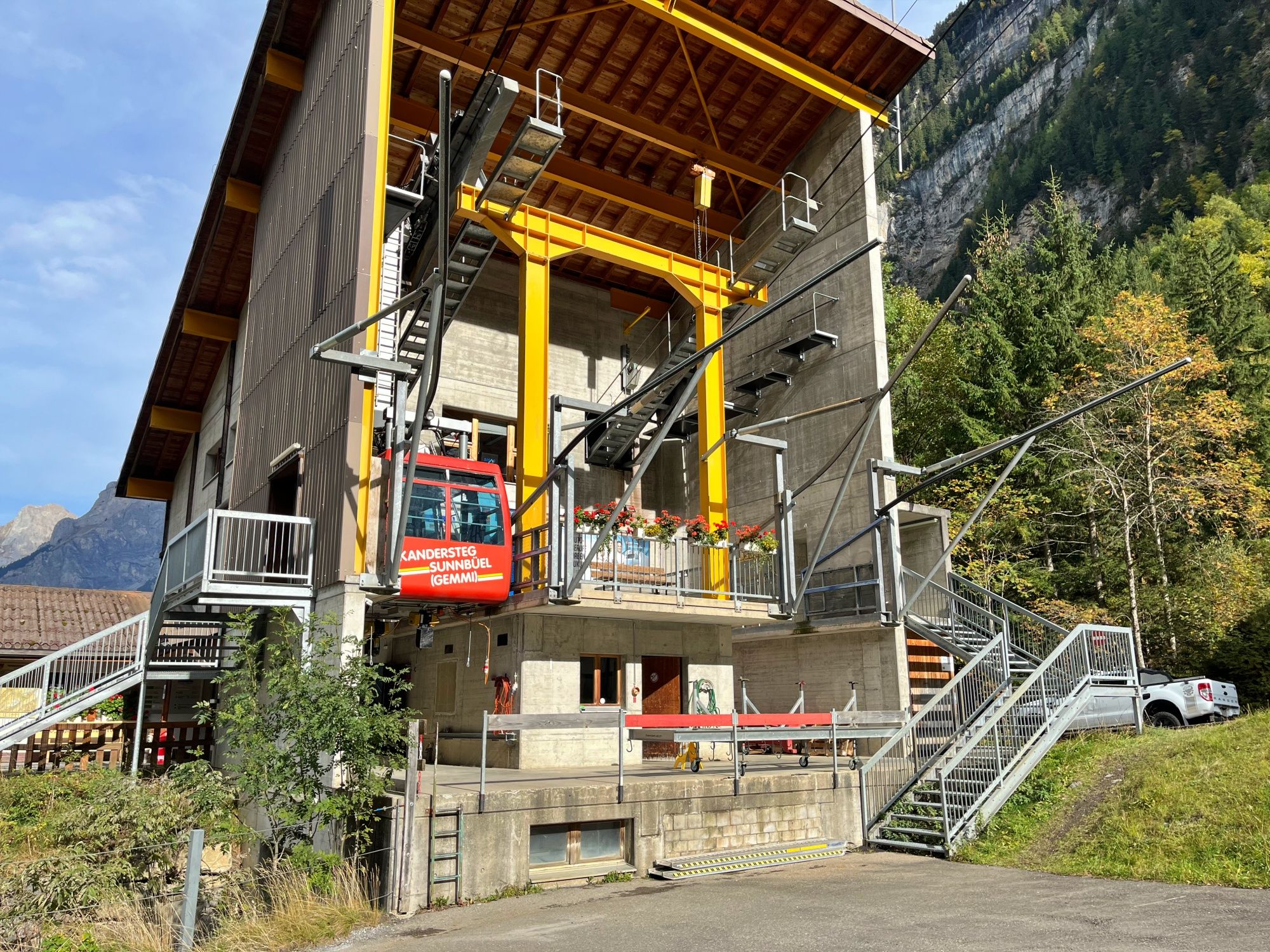 Sunnbüelbahn: Eine moderne Seilbahn in den Bergen, ideal für Wintersport und Ausflüge.
