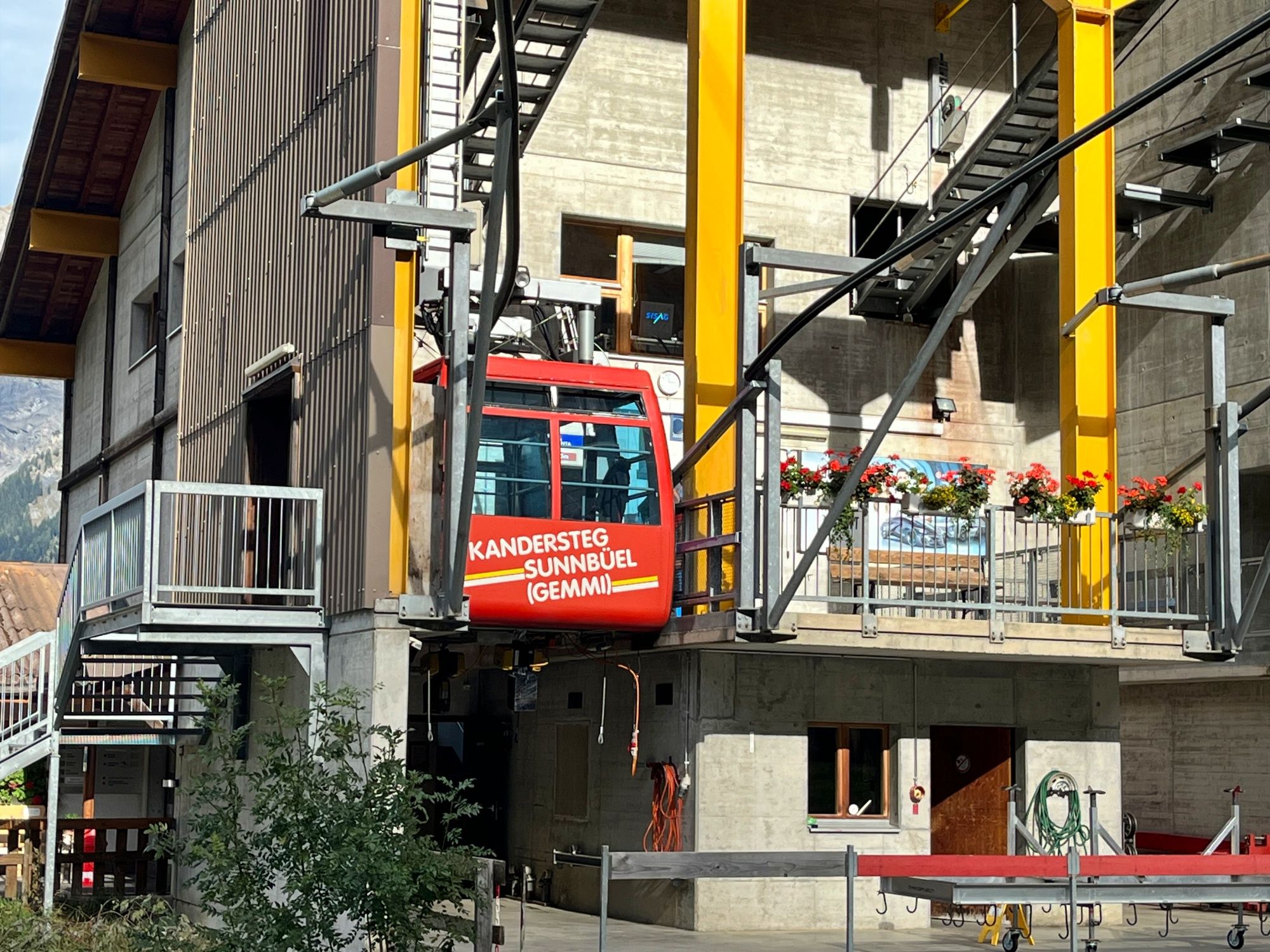 Sunnbüelbahn: faszinierende Seilbahn in Kandersteg mit Blumen und Bergblick im Sommer