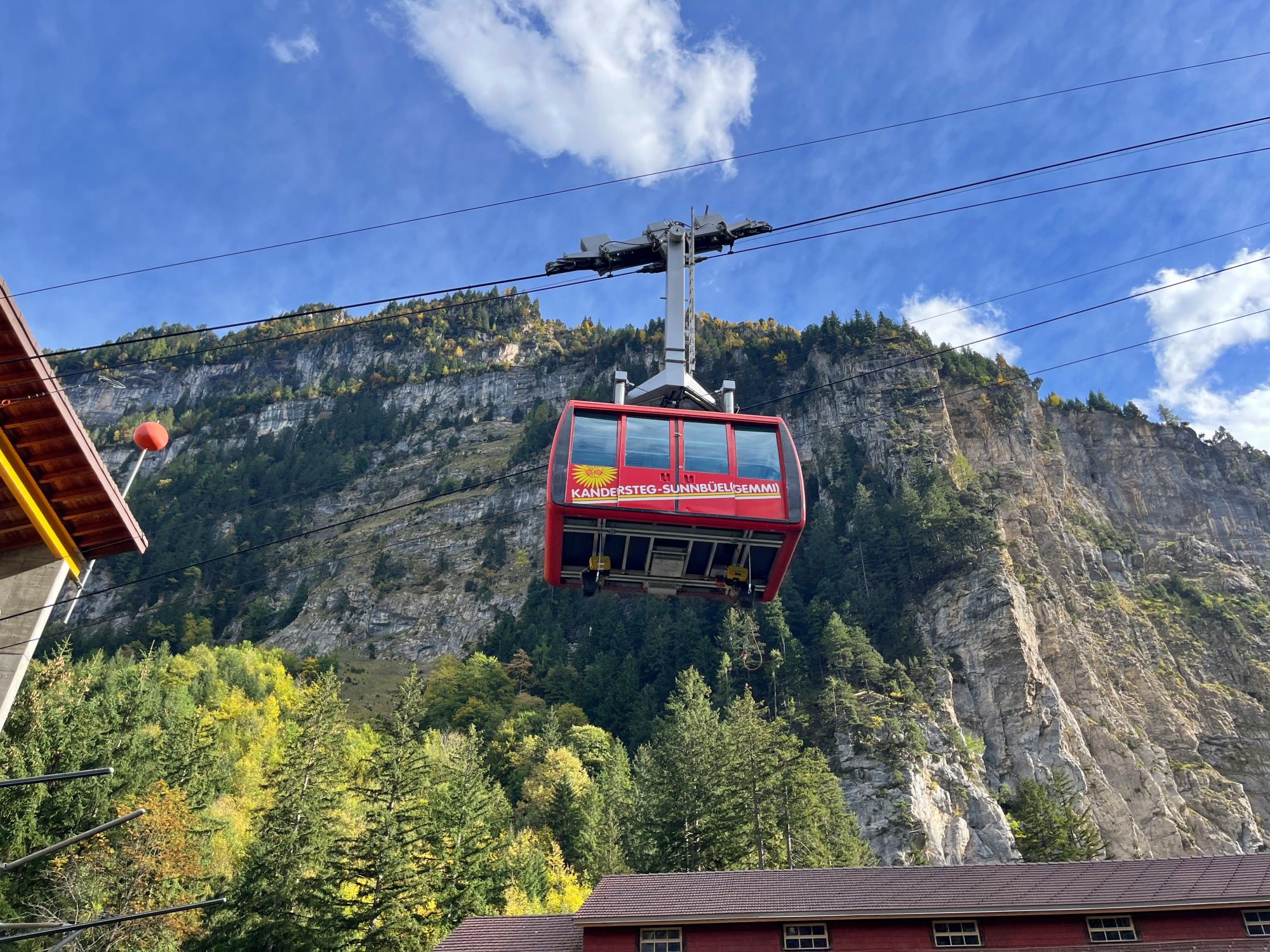 Sunnbüelbahn: Einblick in die Bergbahn mit beeindruckendem Blick auf die Natur der Umgebung.