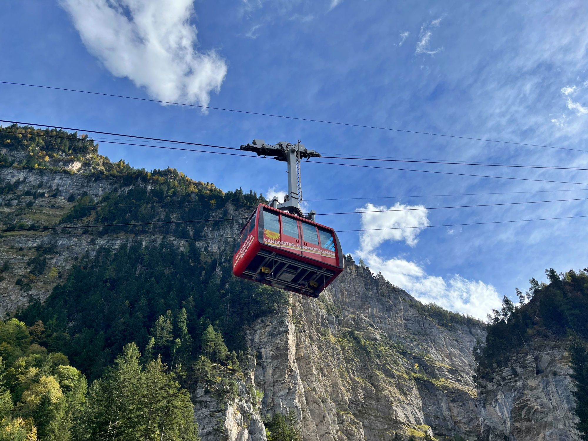 Sunnbüelbahn: Eindrucksvolle Seilbahn mit Blick auf majestätische Landschaft und Berge in der Schweiz.