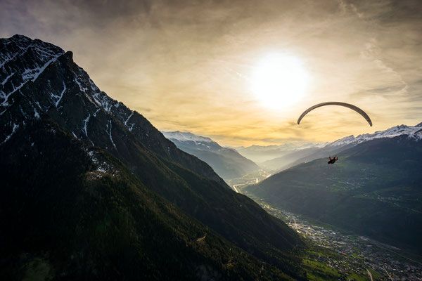 발코니에서 바라보는 벨리와 산을 배경으로 한 로스발트에서의 일몰 패러글라이딩