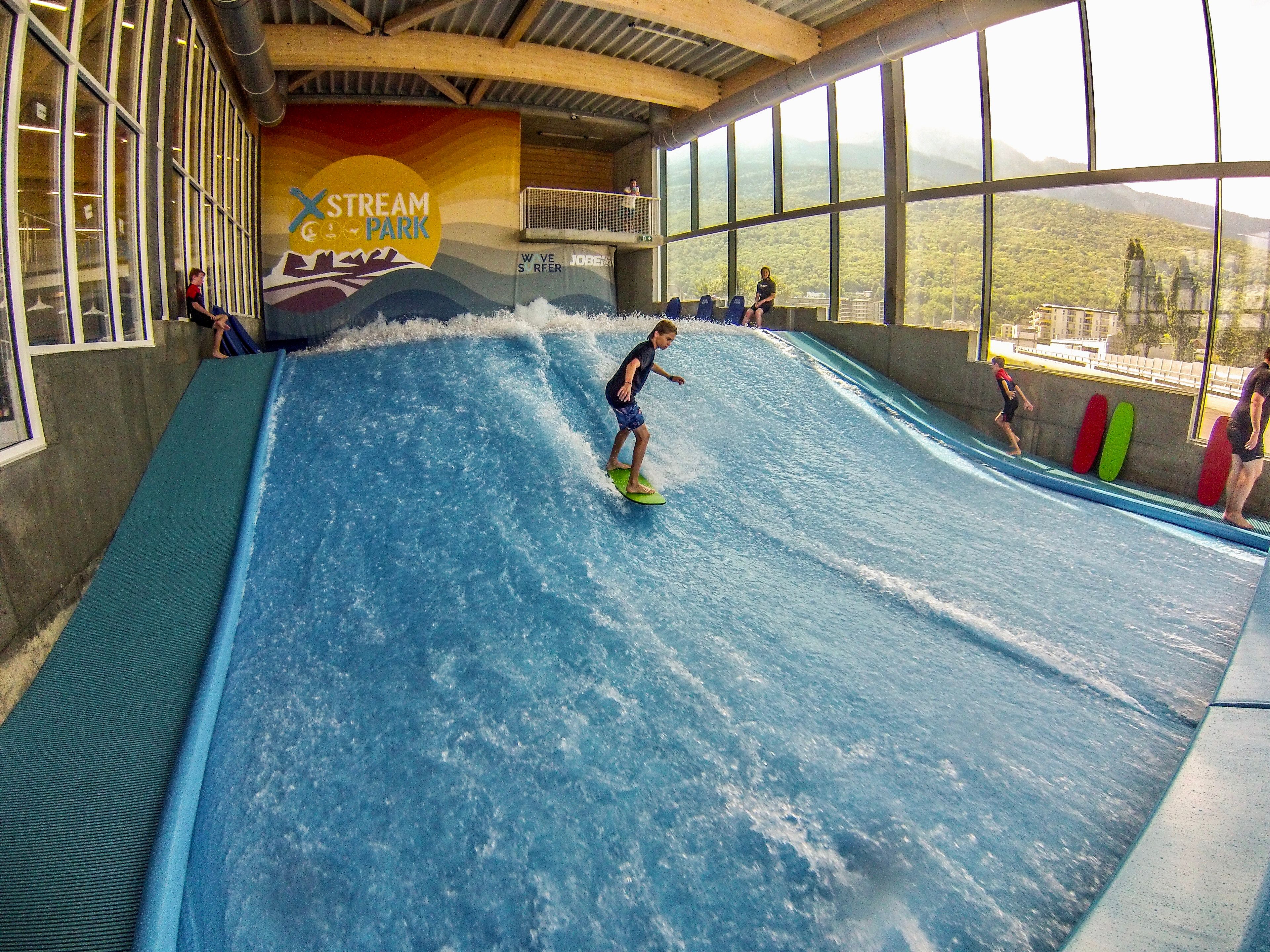 Surf Indoor: Rasai pengalaman berselancar yang mendebarkan di taman selancar dalaman moden dengan gelombang buatan.