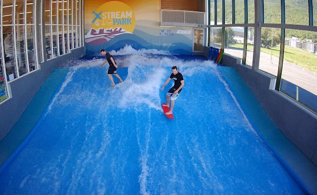 Indoor Surfing: Erlebe Surfen in Xstream Park mit Freunden und Spaß auf der Indoor-Welle.
