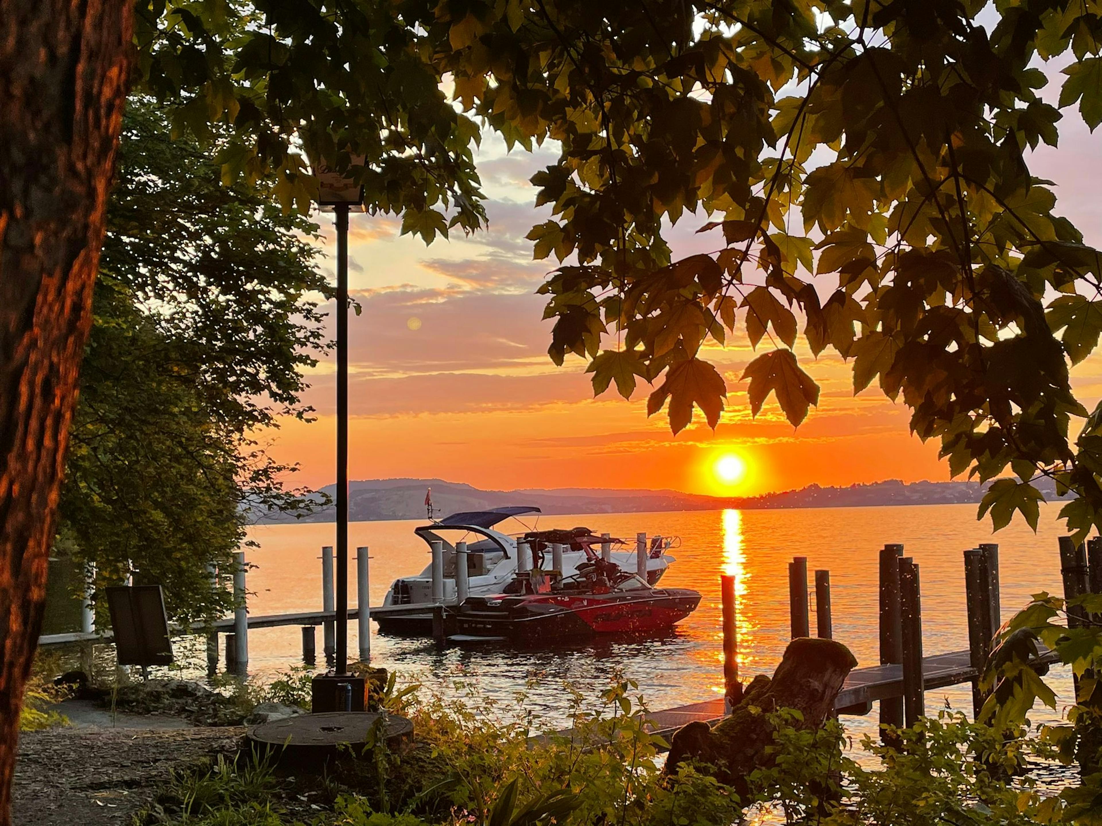 Wakeboarden am Obermatt See bei Sonnenuntergang, Boot und entspannte Atmosphäre genießen.