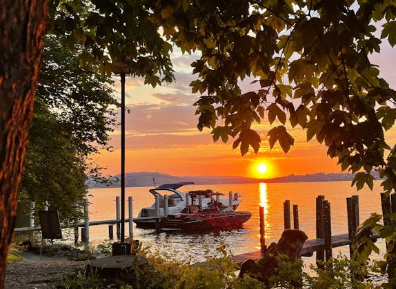 Wakeboarden am Obermatt See bei Sonnenuntergang, Boot und entspannte Atmosphäre genießen.