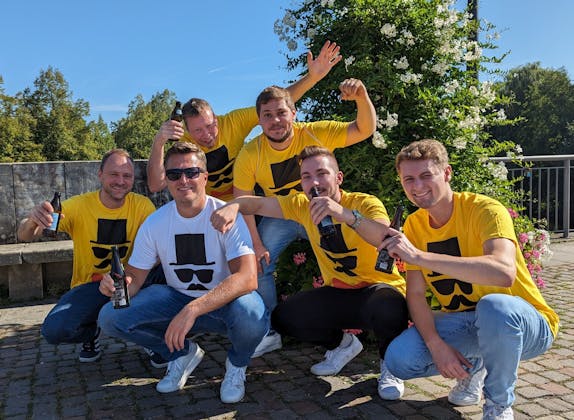 Derrote o noivo: Grupo em camisas amarelas celebra ao ar livre com amigos na natureza.