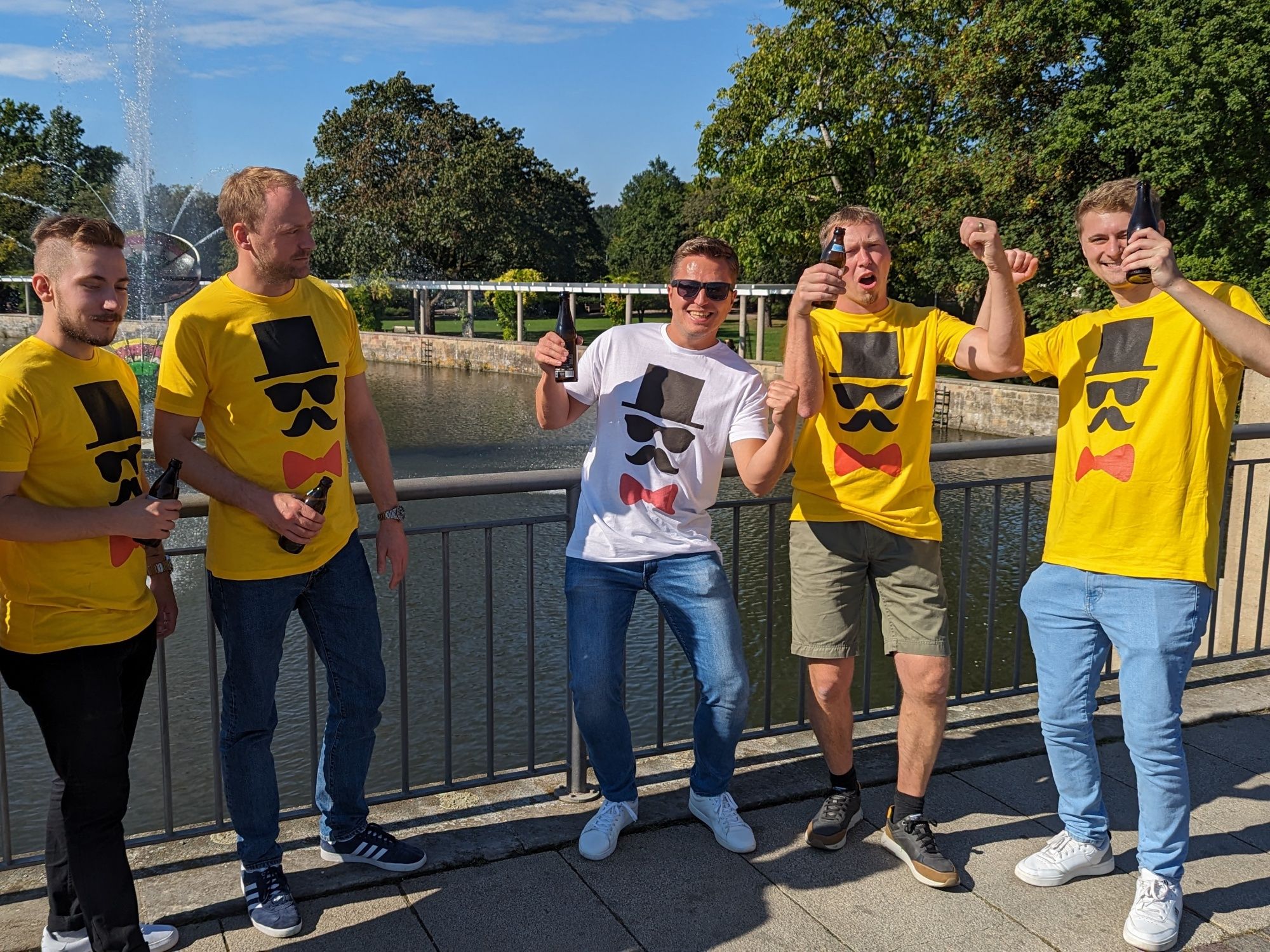 Beat the Braeutigam: Gruppenaktivität am Wasser mit Freunden an einem sonnigen Tag.