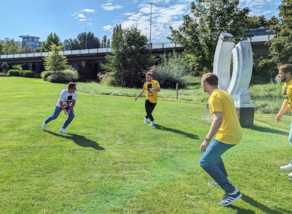Beat the Bachelor: Playful activity in the green with friends and team spirit in summer.
